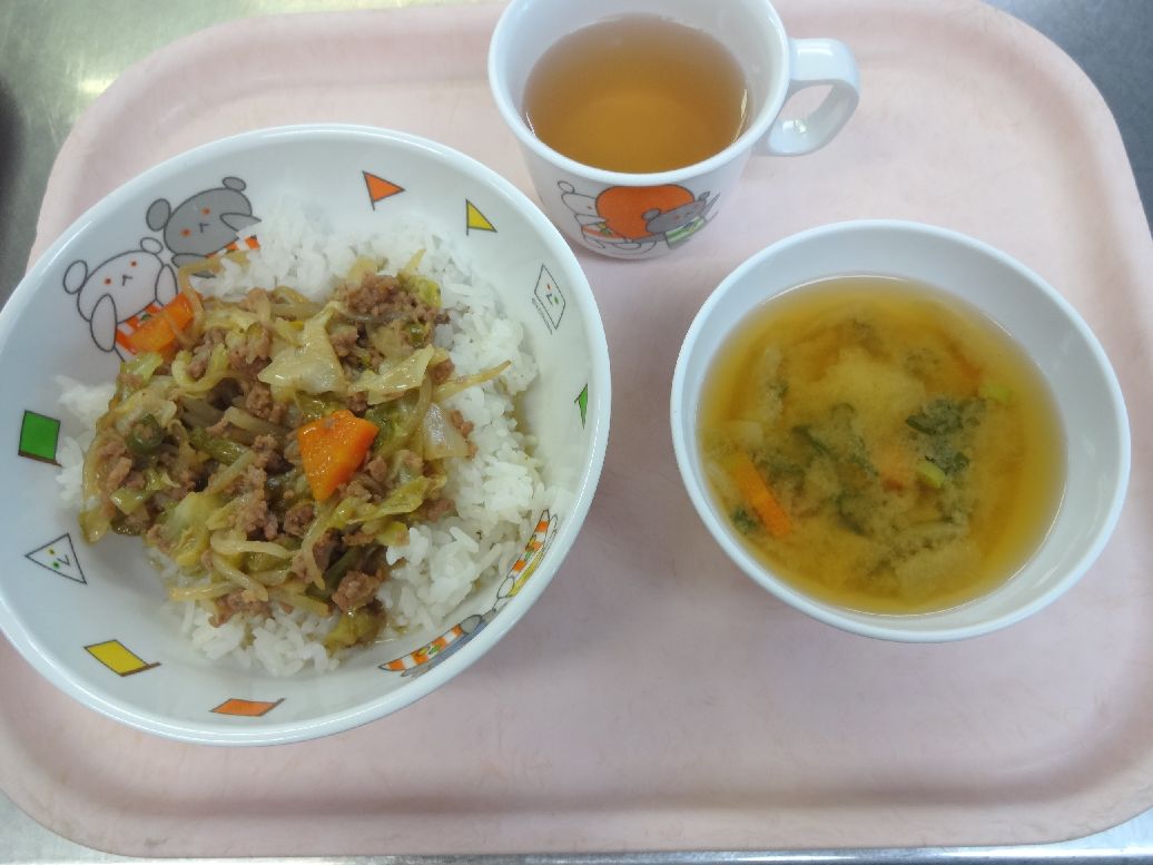 こども園の給食「<span>野菜のそぼろ炒め丼 味噌汁</span>」
