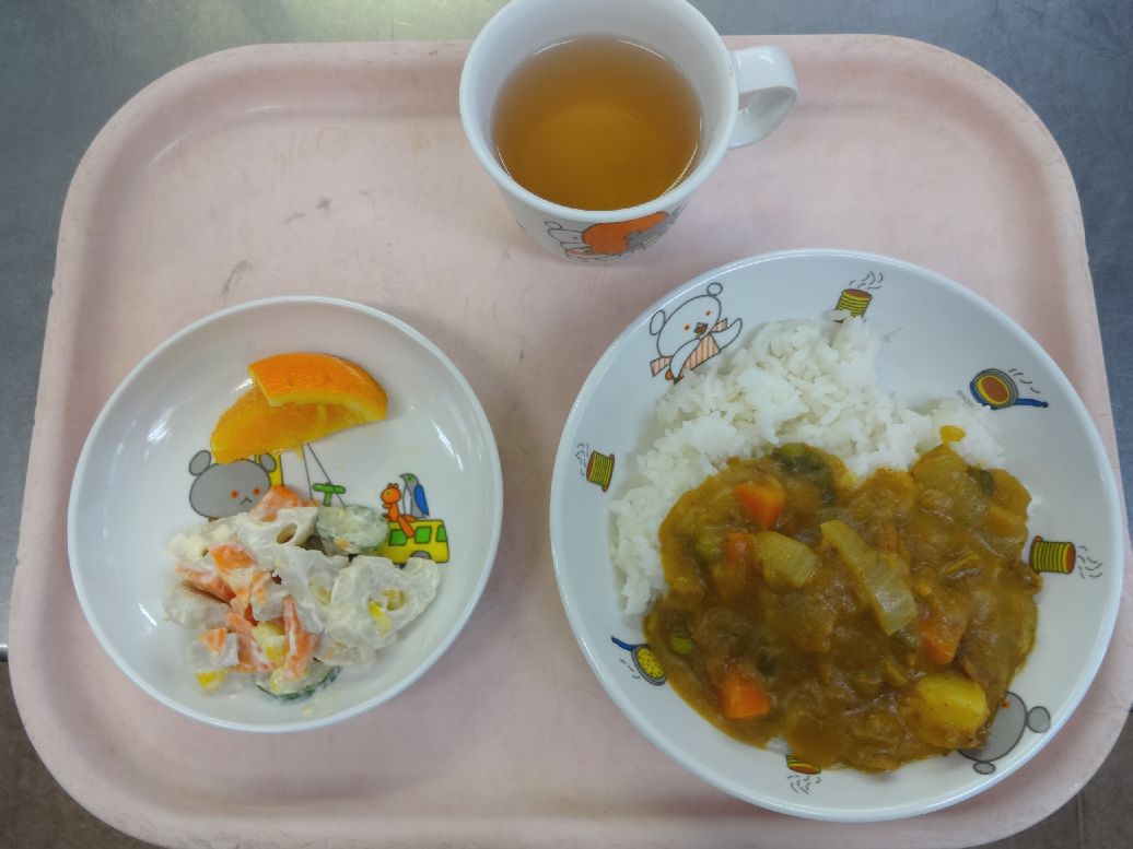 こども園の給食「<span>ビーフカレー レンコンサラダ オレンジ</span>」