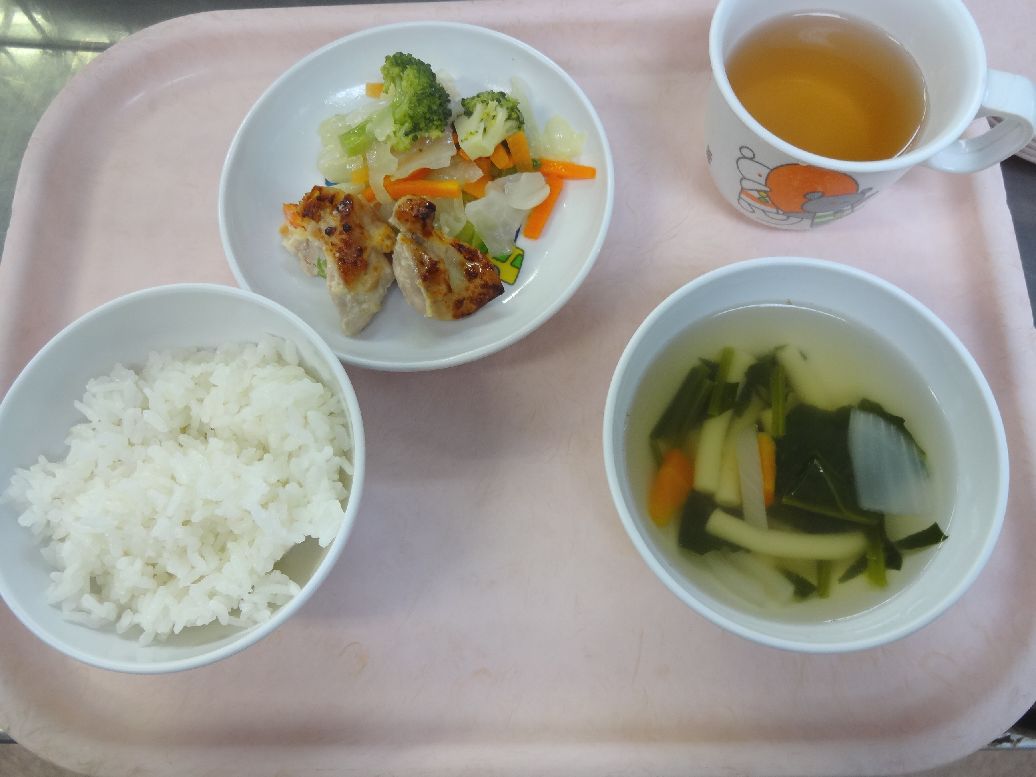 こども園の給食「<span>ご飯 鶏のマヨネーズ焼き グリーンサラダ マカロニスープ</span>」