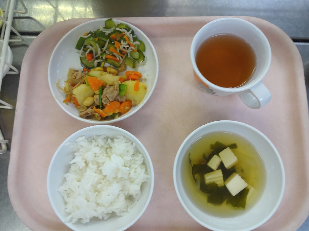 こども園の給食「<span>ご飯 じゃが豚大豆 きゅうりの酢の物 すまし汁</span>」