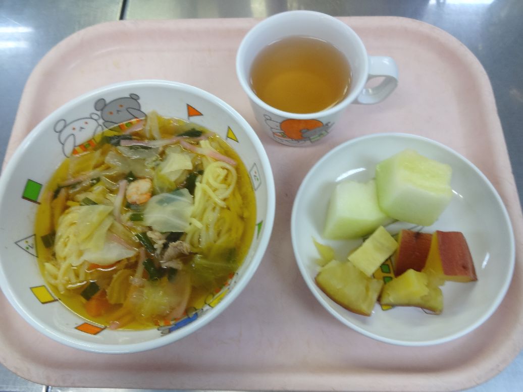 こども園の給食「<span>ちゃんぽんめん さつま芋のレモン煮 ハネジューメロン</span>」