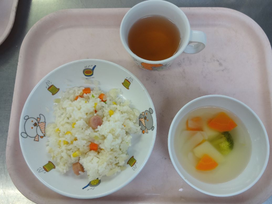 こども園の給食「<span>コンソメライス 野菜スープ</span>」