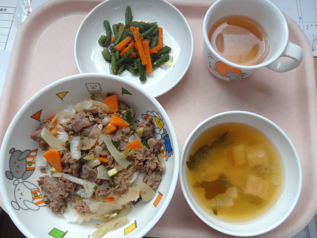 こども園の給食「<span>牛丼 インゲンのごま和え 味噌汁</span>」