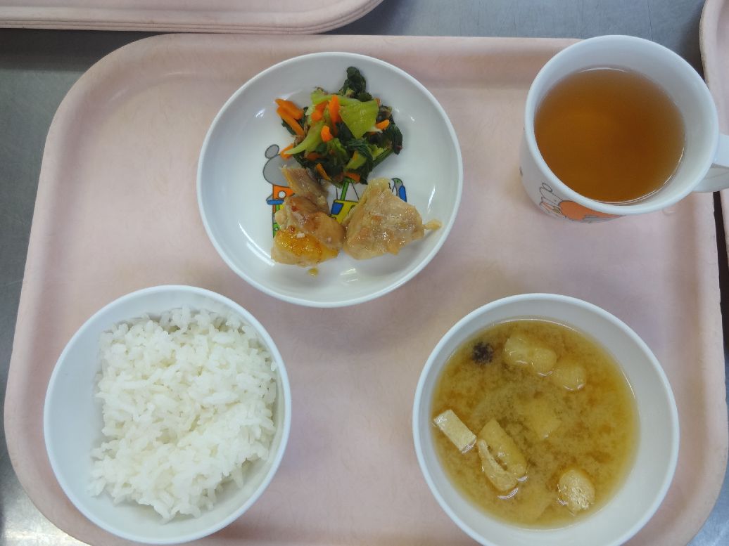 こども園の給食「<span>ご飯 鶏肉の甘辛煮 青梗菜のかつお和え 味噌汁</span>」
