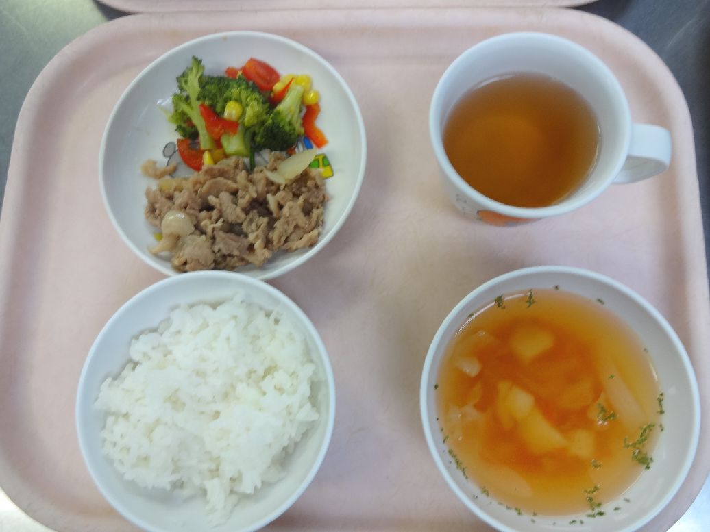 こども園の給食「<span>ご飯 豚肉のマーマレード焼き ブロッコリーサラダ トマトスープ</span>」