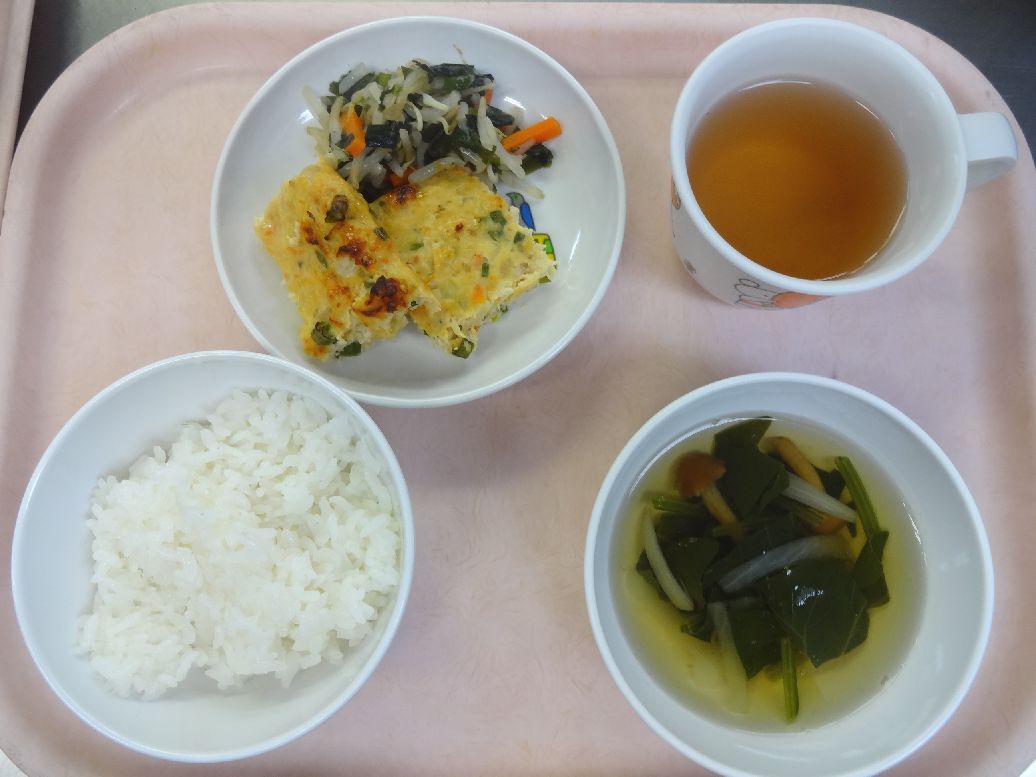 こども園の給食「<span>ご飯 豆腐の松風焼き もやしの酢の物 すまし汁</span>」