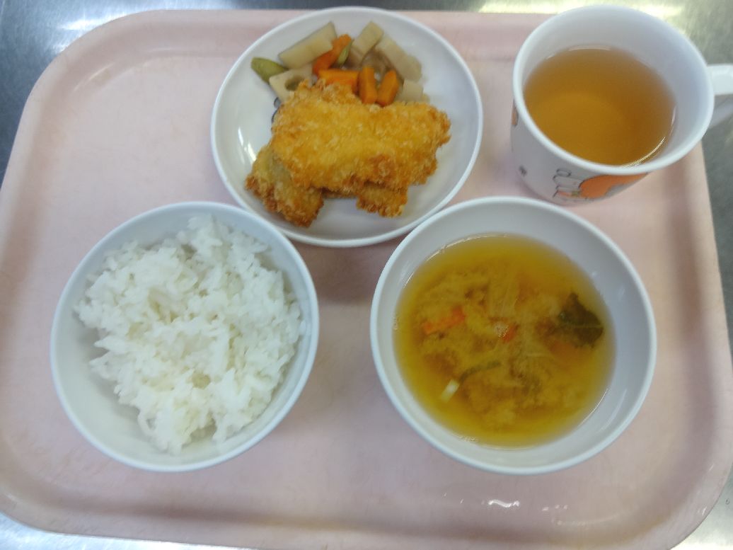 こども園の給食「<span>ご飯 白身魚のフライ レンコンの煮物 味噌汁</span>」
