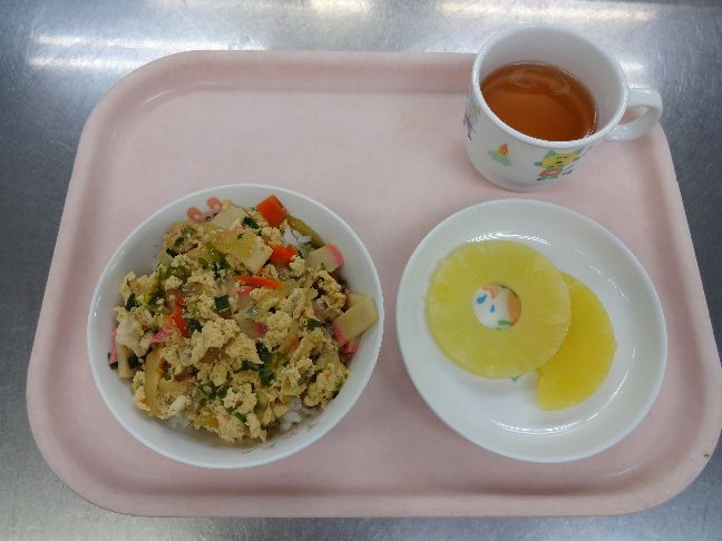 こども園の給食「<span>木の葉丼 パイン缶</span>」