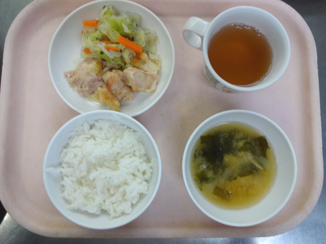 こども園の給食「<span>ご飯 鶏のチーズしょうゆ焼き キャベツのゆかり和え 味噌汁</span>」