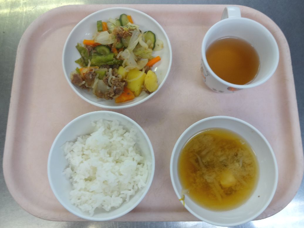 こども園の給食「<span>ご飯 肉じゃが 白菜のおかか和え 味噌汁</span>」