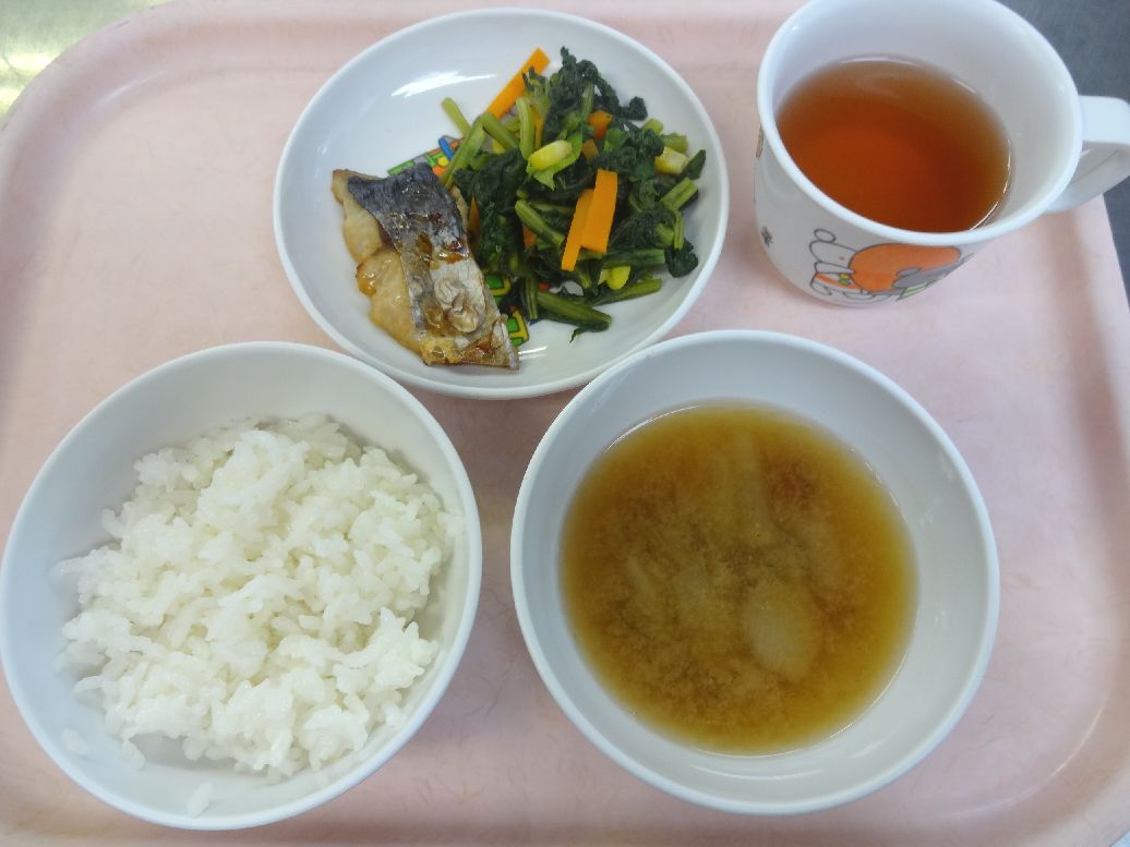 こども園の給食「<span>ご飯 さわらの照り焼き 小松菜のお浸し 味噌汁</span>」