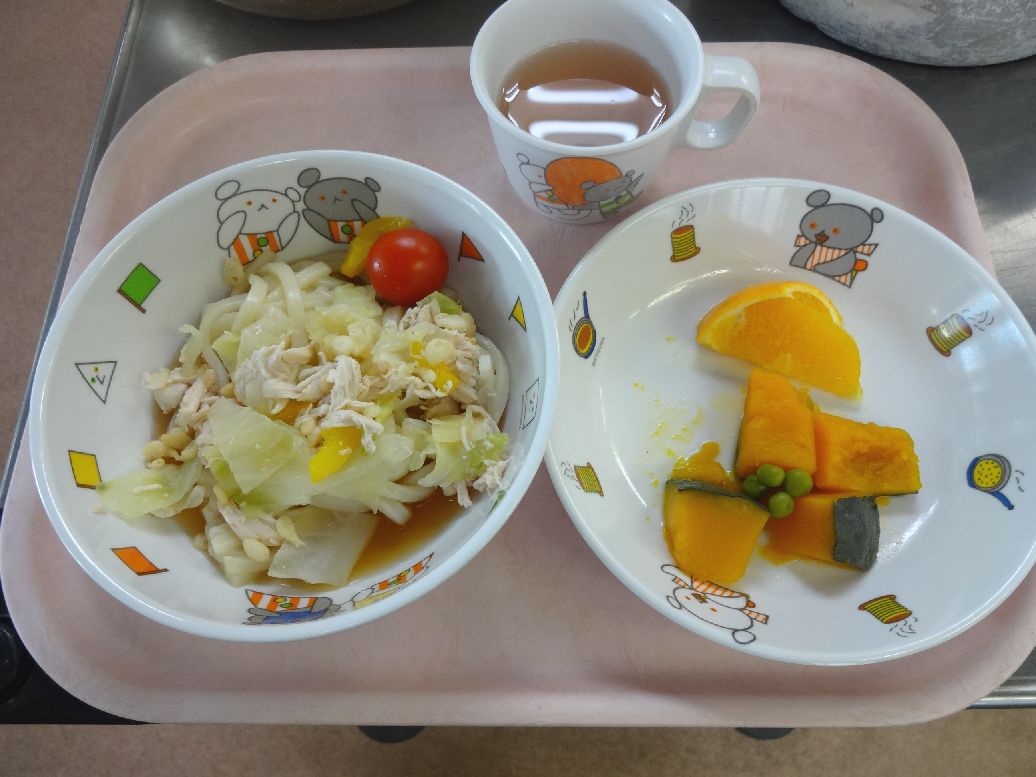 こども園の給食「<span>サラダうどん かぼちゃの煮物 オレンジ</span>」