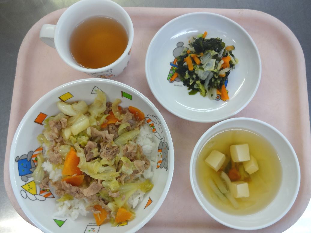 こども園の給食「<span>なす入りミートスパゲティー キャベツのサラダ コンソメスープ</span>」