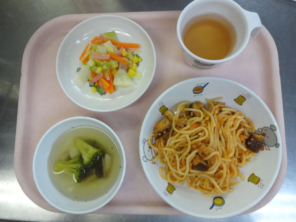 こども園の給食「<span>ご飯 鶏肉の香味焼き ひじきの煮物 味噌汁</span>」