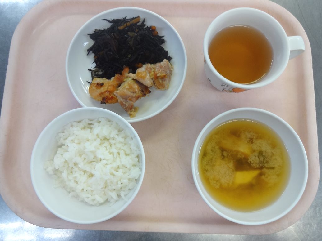 こども園の給食「<span>ご飯 あじのフライ きゅうりの酢の物 噌汁</span>」