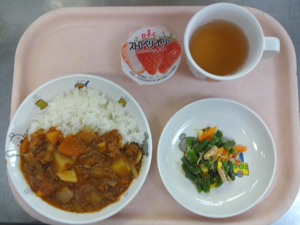 こども園の給食「<span>ハヤシライス インゲンのサラダ ストロベリーゼリー</span>」