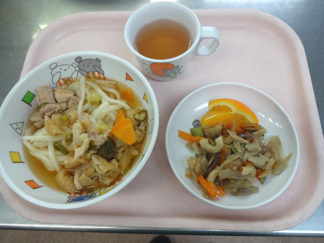 こども園の給食「<span>五目うどん 金平ごぼう オレンジ</span>」