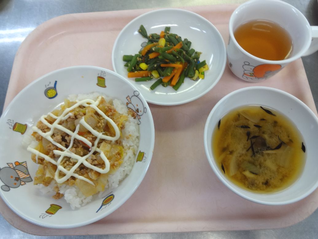 こども園の給食「<span>タコライス インゲンのごま和え 味噌汁</span>」