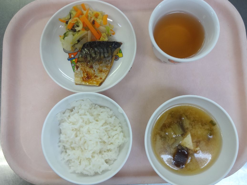 こども園の給食「<span>ご飯 さばの梅干煮 白菜の昆布和え 味噌汁</span>」