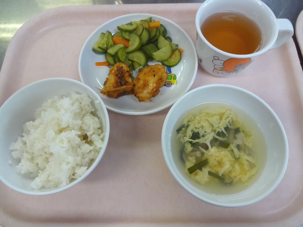 こども園の給食「<span>ご飯 ヤンニョムチキン 華風きゅうり 玉子スープ</span>」