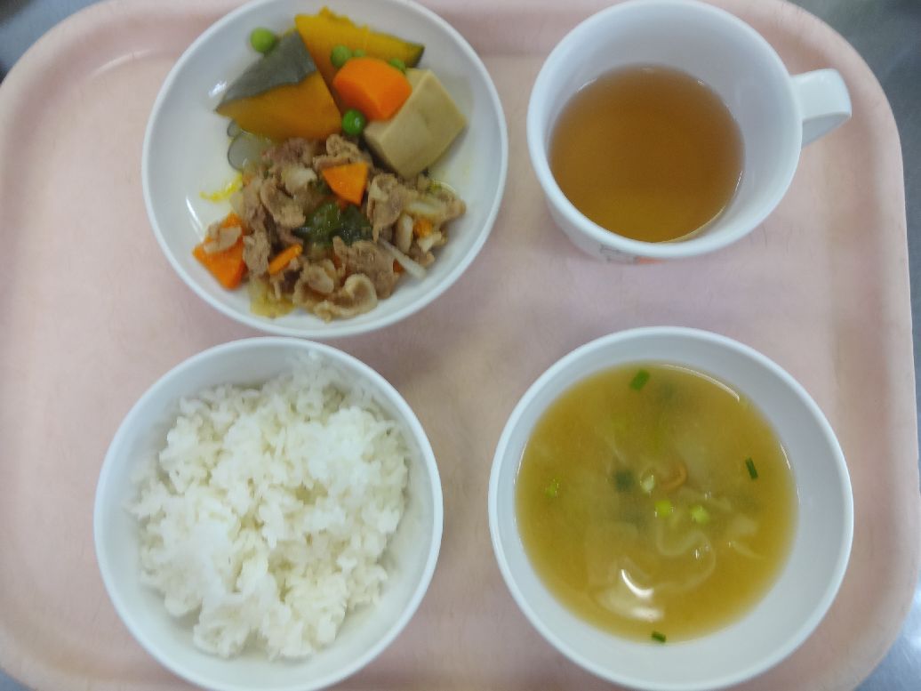 こども園の給食「<span>ご飯 豚しょうが焼き 高野豆腐の含め煮 味噌汁</span>」