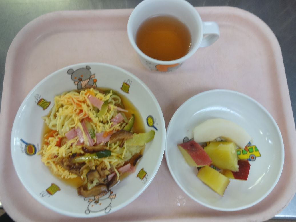 こども園の給食「<span>冷麺 さつま芋のレモン煮 梨</span>」