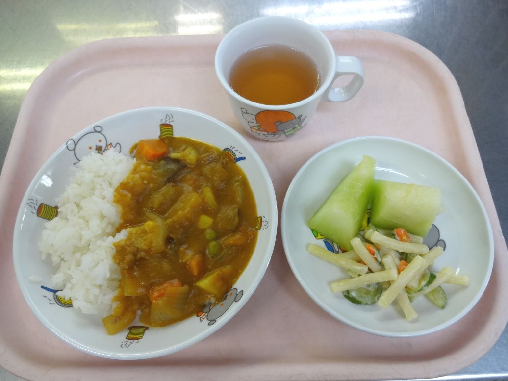 こども園の給食「<span>夏野菜カレー マカロニサラダ ハネジューメロン</span>」