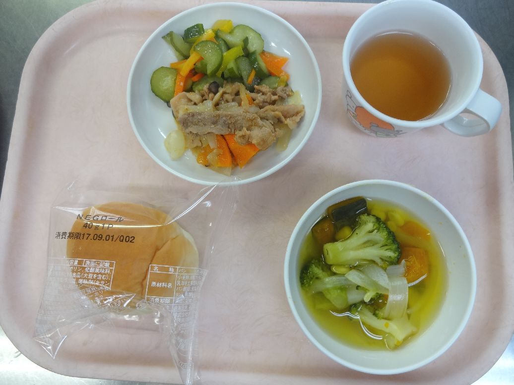 こども園の給食「<span>《世界の料理・アメリカ》ロールパン ポークチャップ きゅうりのサラダ コンソメスープ</span>」