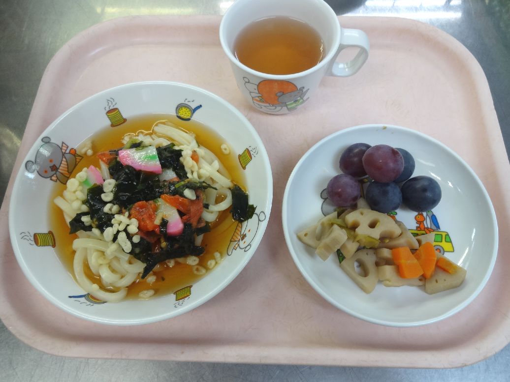 こども園の給食「<span>ぶっかけうどん レンコンの煮物 巨峰</span>」