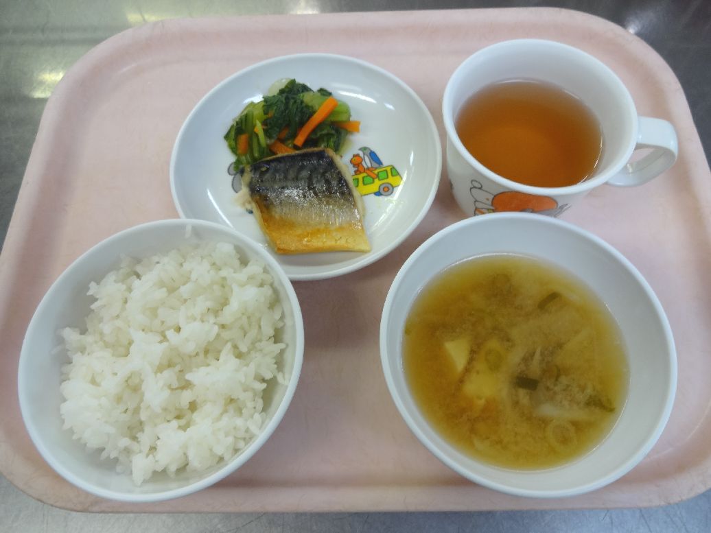 こども園の給食「<span>ご飯 さばのカレー風味煮 青梗菜の和え物 味噌汁</span>」