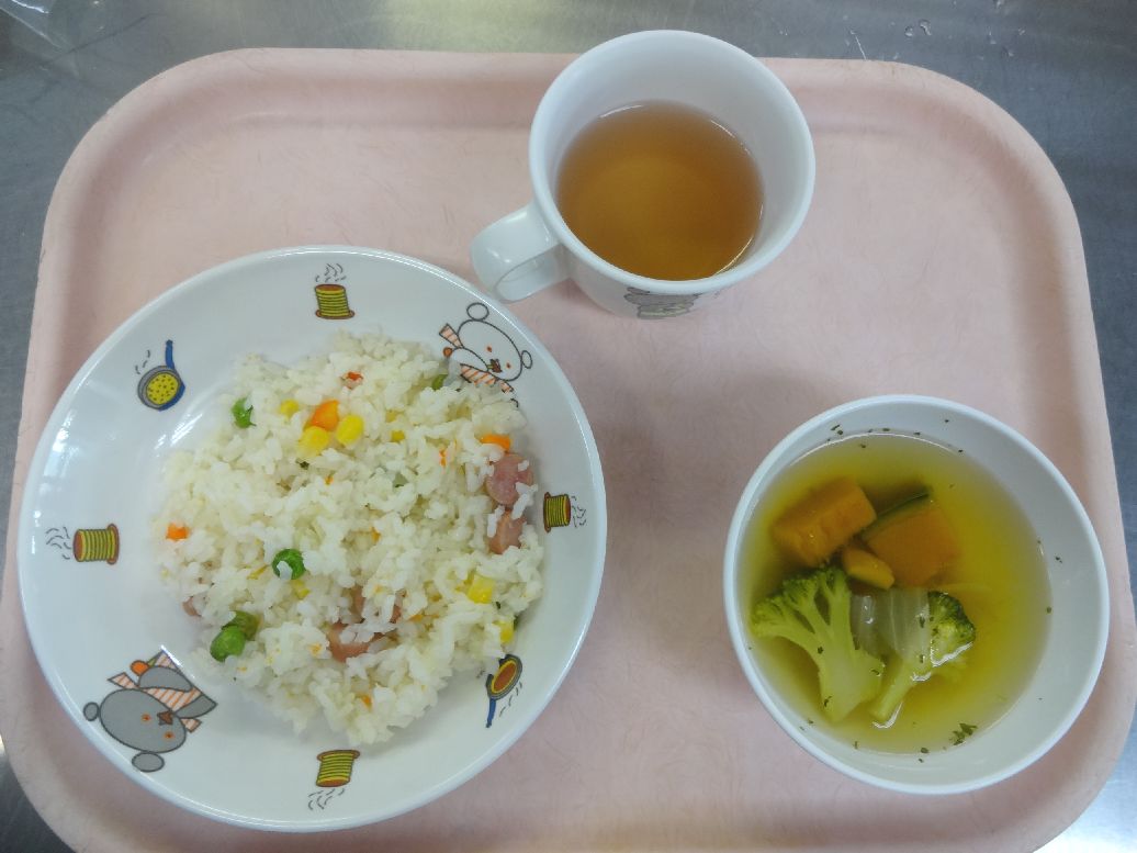 こども園の給食「<span>コンソメライス 野菜スープ 大豆カレー</span>」