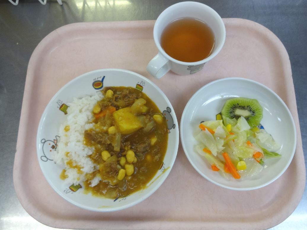 こども園の給食「<span>大豆カレー キャベツのサラダ キウイ</span>」