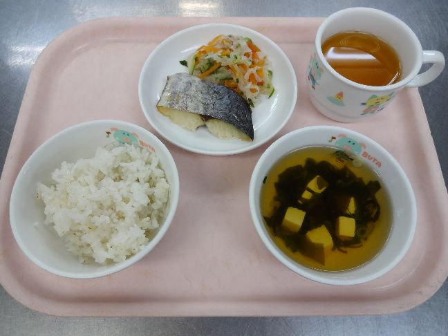 こども園の給食「<span>ごはん 焼魚 柿なます すまし汁</span>」