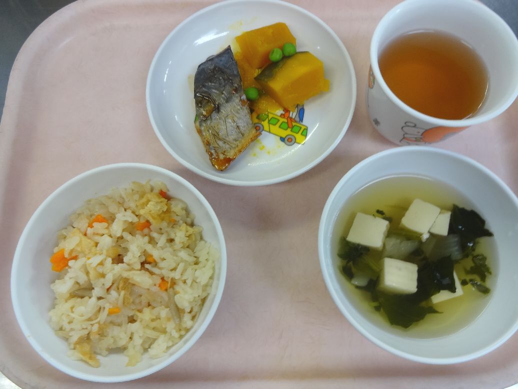 こども園の給食「<span>炊き込みご飯 さわらの照り焼き かぼちゃの煮物 すまし汁</span>」