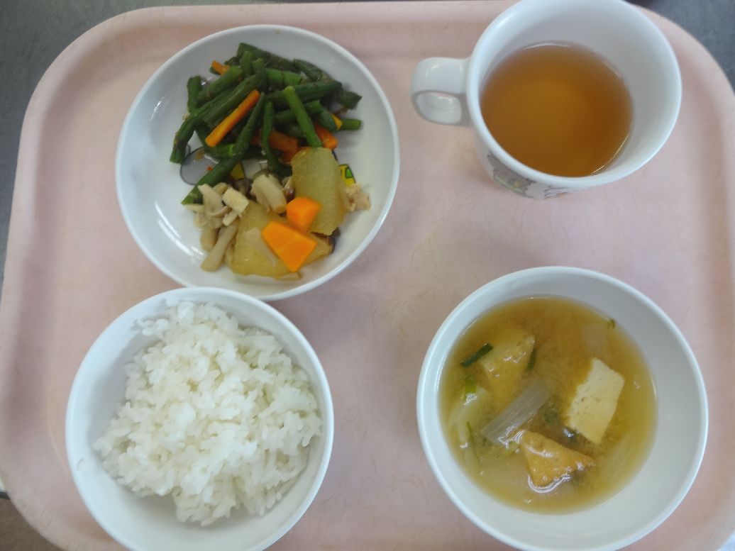 こども園の給食「<span>ご飯 鶏肉と冬瓜のさっぱり煮 インゲンのかつお和え 味噌汁</span>」