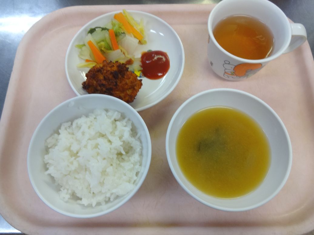 こども園の給食「<span>ご飯 高野豆腐のナゲット 白菜の梅和え 味噌汁</span>」
