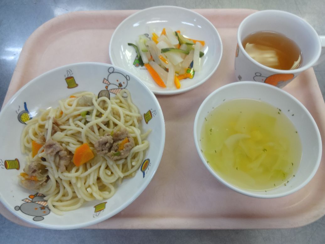 こども園の給食「<span>きのこと豚肉のスパゲッティ 大根サラダ コンソメスープ</span>」
