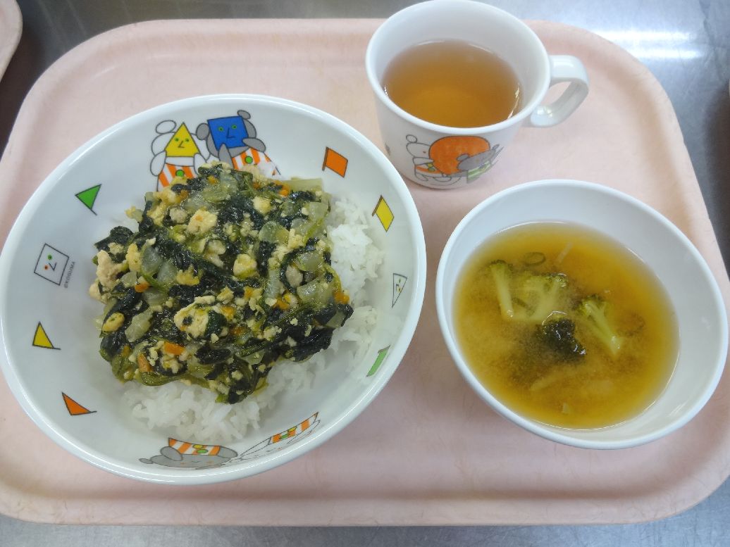 こども園の給食「<span>鶏そぼろ丼 味噌汁</span>」