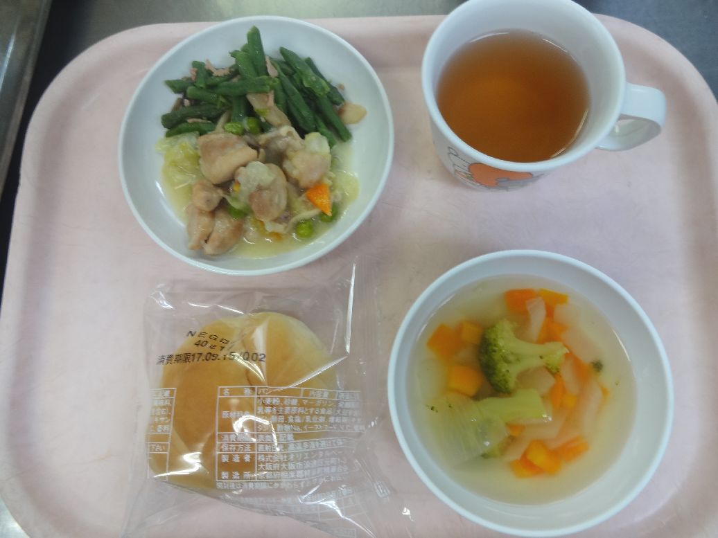 こども園の給食「<span>《世界の料理・スイス》 ロールパン・鶏のクリーム煮 インゲンのソテー コンソメスープ</span>」