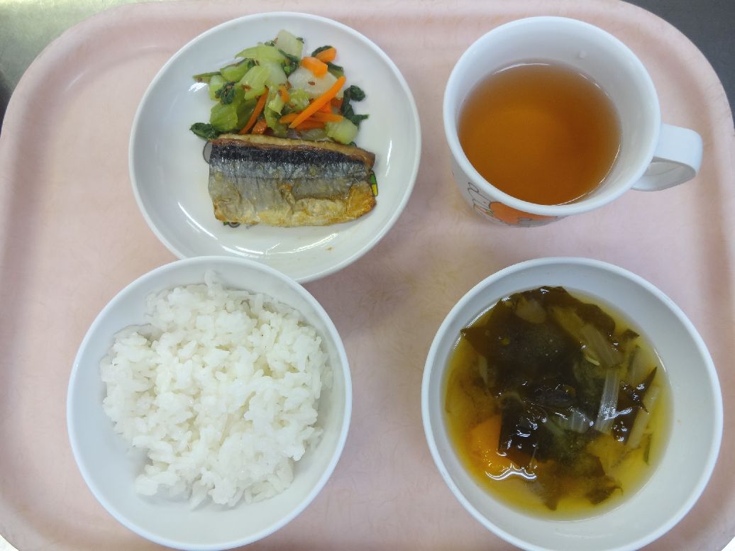 こども園の給食「<span>ご飯 さんまの塩焼き チンゲン菜のごま和え 味噌汁</span>」