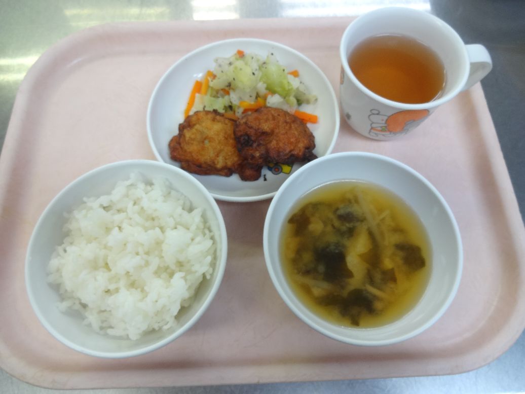 こども園の給食「<span>ご飯 さつまあげ(郷土料理・鹿児島県) キャベツのゆかり和え 味噌汁</span>」