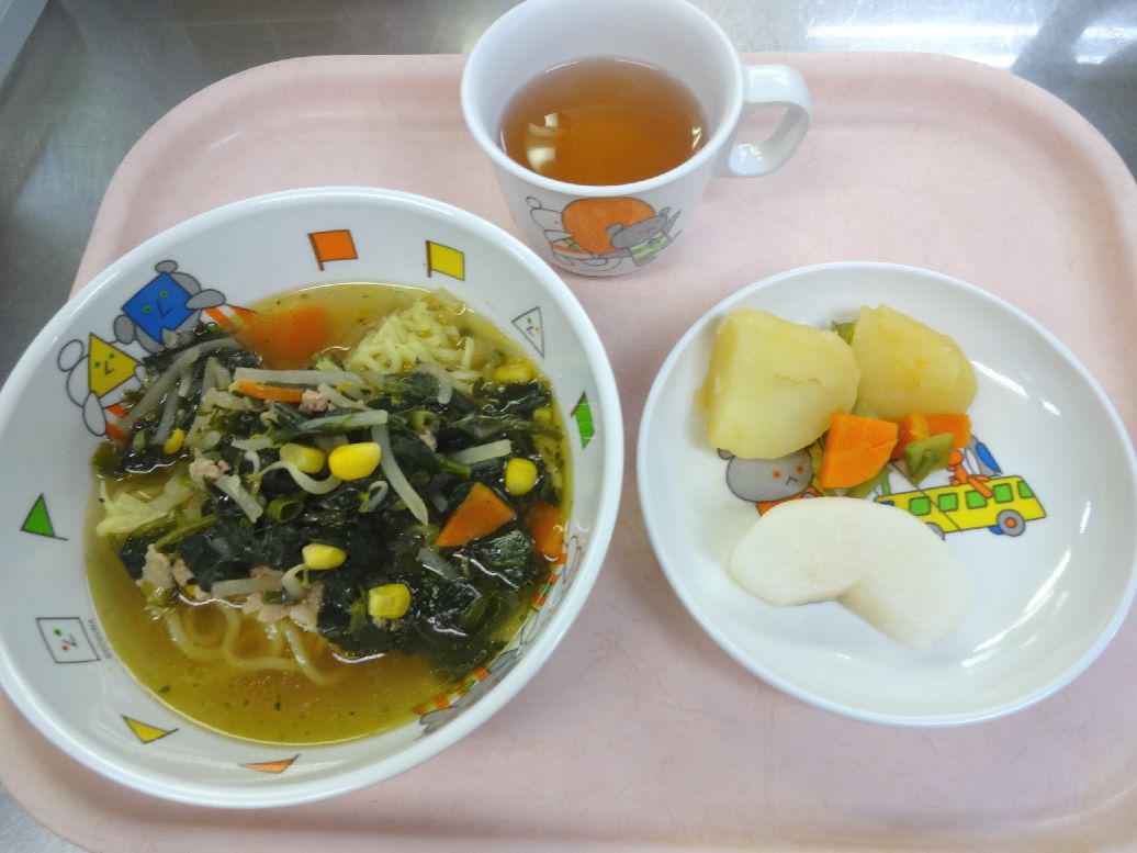 こども園の給食「<span>コーンラーメン じゃが芋の煮物 梨</span>」