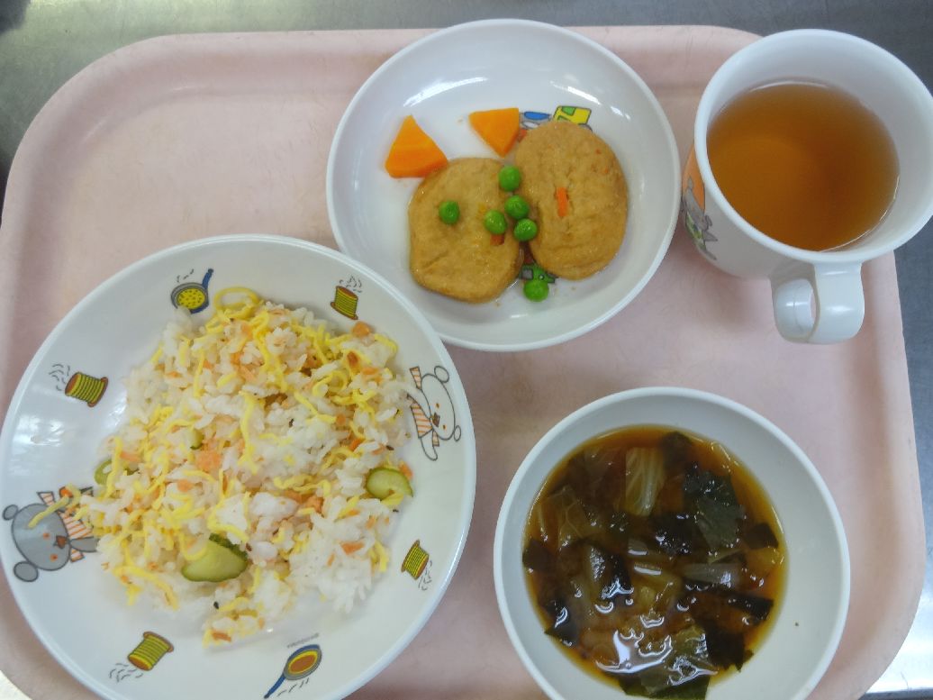 こども園の給食「<span>サケ寿司 がんもの煮物 赤だし</span>」