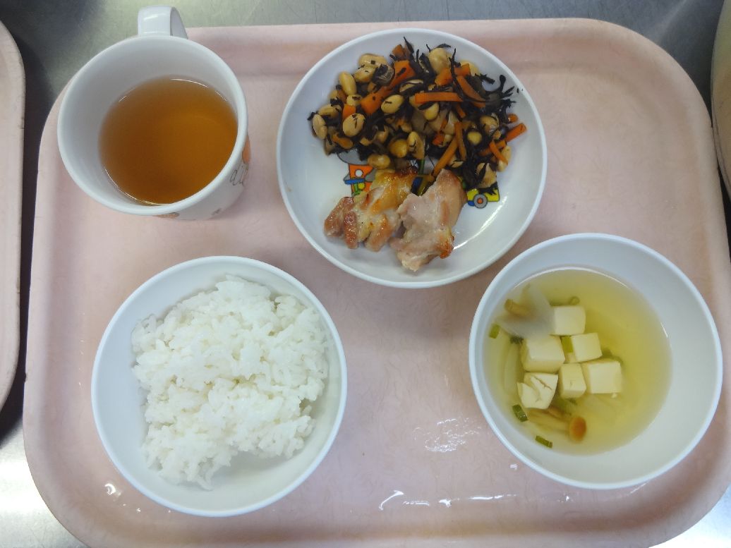 こども園の給食「<span>ご飯 鶏のみそ焼き ひじきの五目炒り煮 すまし汁</span>」