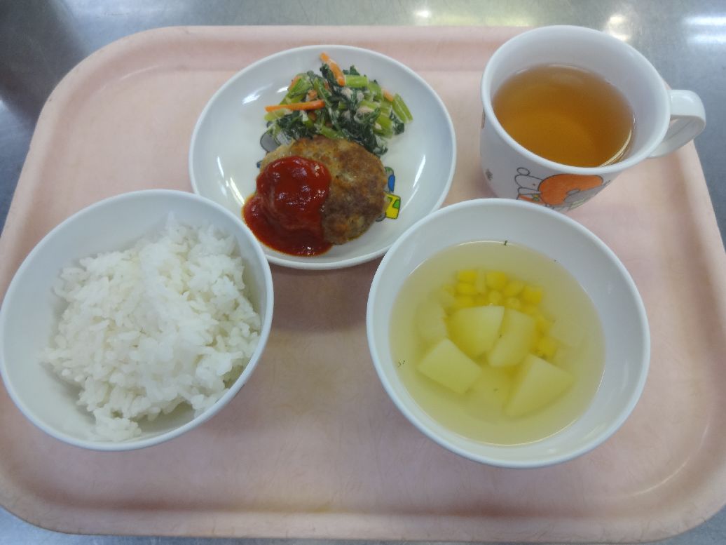 こども園の給食「<span>ご飯 ハンバーグ 小松菜サラダ コンソメスープ</span>」