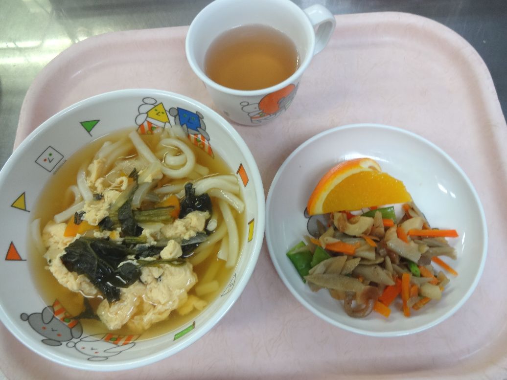 こども園の給食「<span>卵とじうどん 金平ごぼう オレンジ</span>」