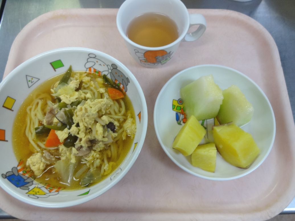 こども園の給食「<span>五目野菜ラーメン さつま芋のレモン煮 ハネジューメロン</span>」