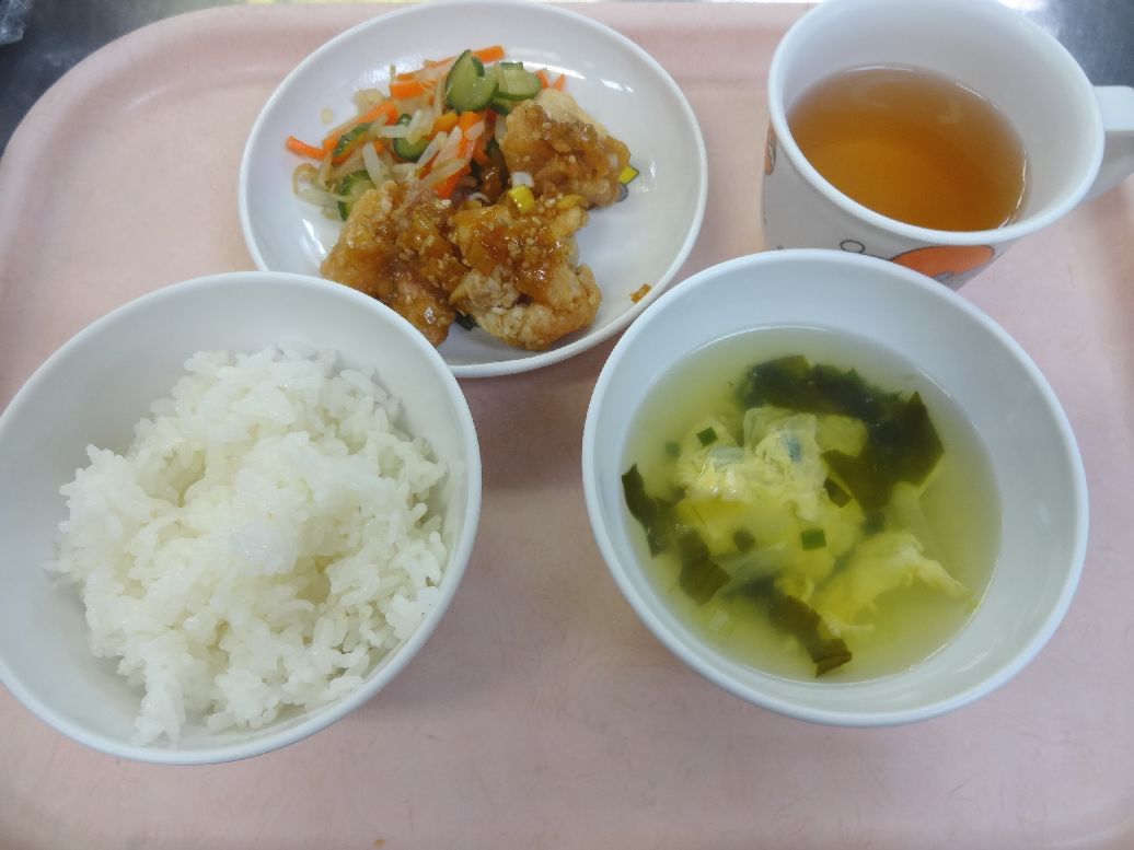 こども園の給食「<span>ご飯 油淋鶏（ユーリンチー） もやしのナムル 玉子スープ</span>」