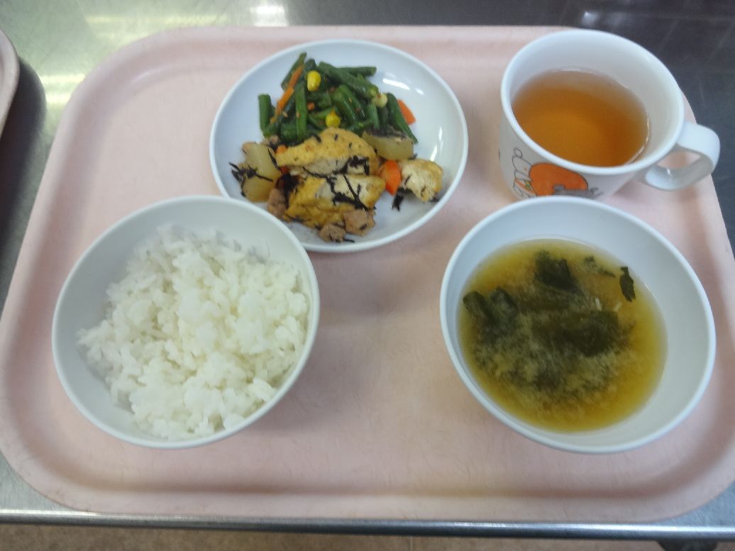 こども園の給食「<span>ご飯 ひじきと厚揚げの煮物 インゲンのごま和え 味噌汁</span>」