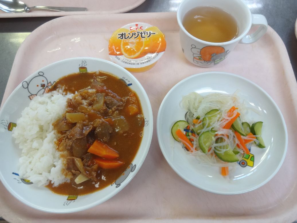こども園の給食「<span>ハヤシライス 春雨サラダ オレンジゼリー</span>」